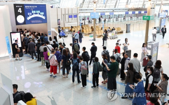 지난 1일 인천국제공항 제1여객터미널 출국장 모습. 사진 연합뉴스